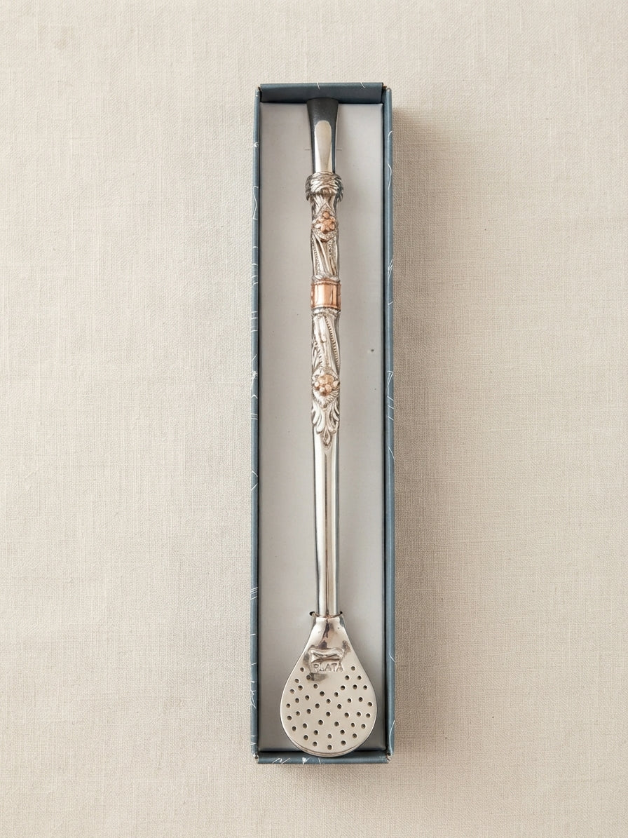 Bombilla de plata cincelada con apliques de oro