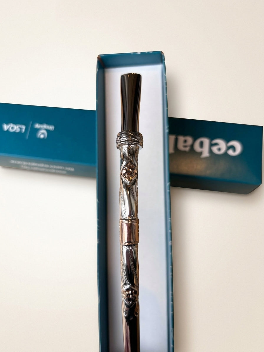 Bombilla de plata cincelada con apliques de oro