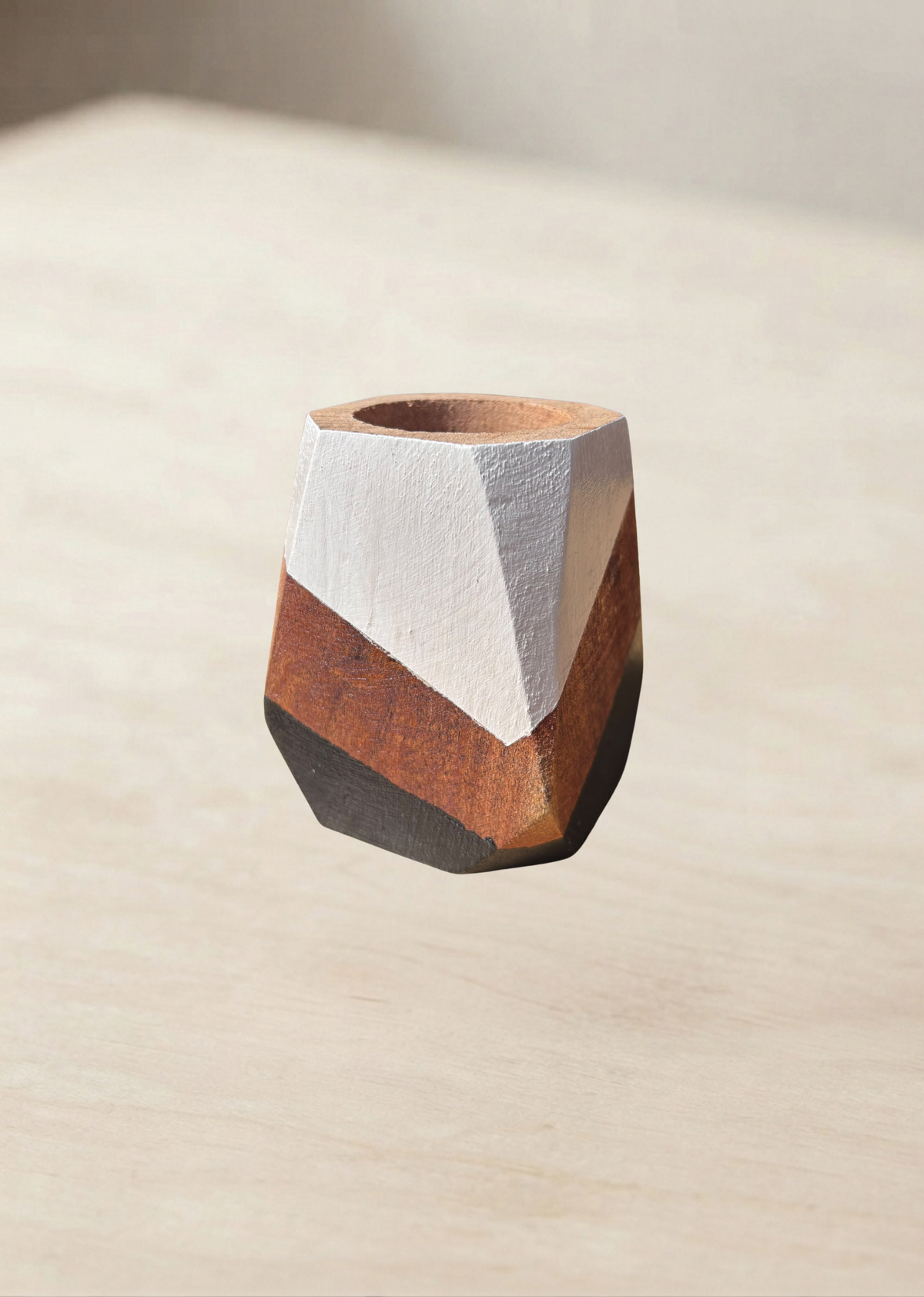 Mate de algarrobo hexagonal pintado a mano