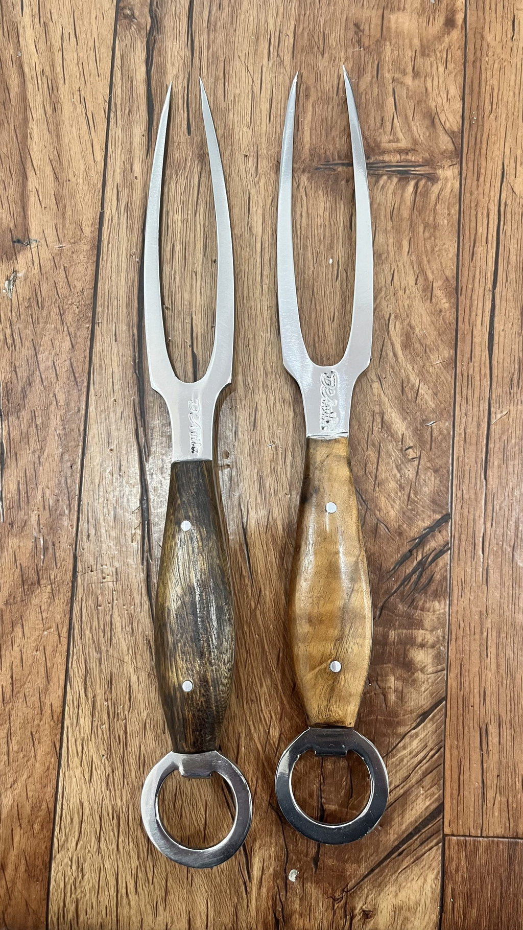 Tenedor de acero inoxidable con mango de madera